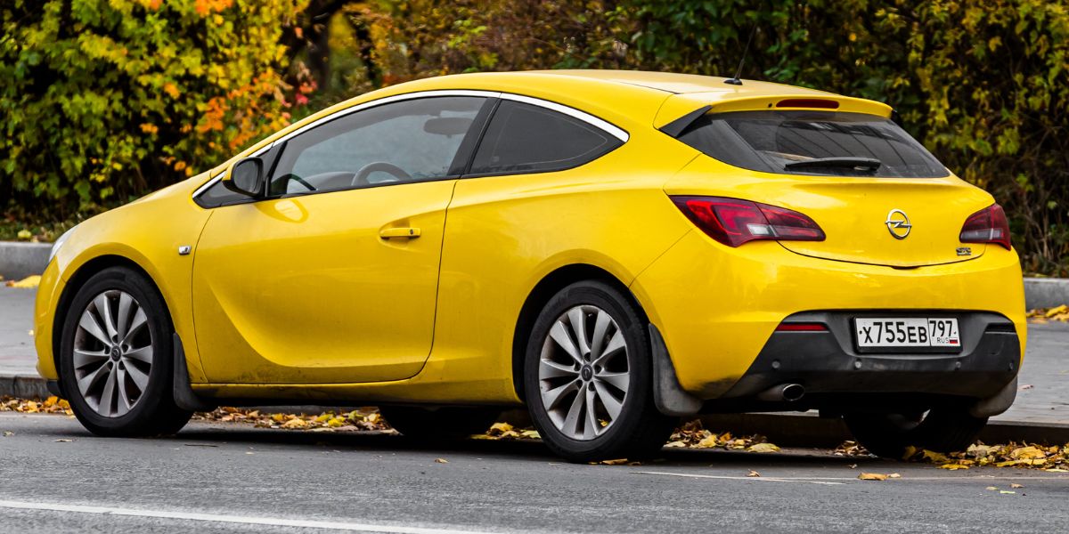 gul opel bil